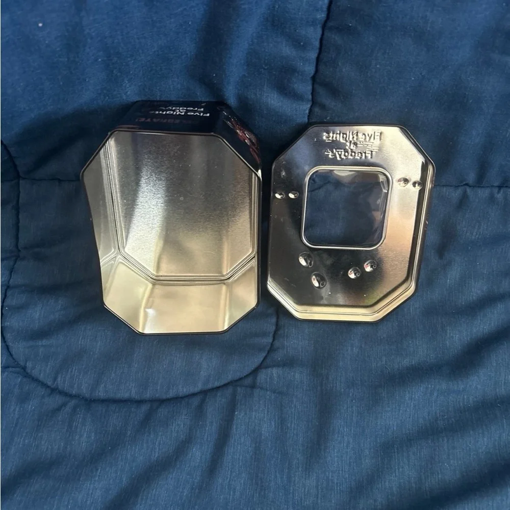 Five Nights at Freddy’s Collectible Tin + Bonnie Keychain - Picture 7 of 11